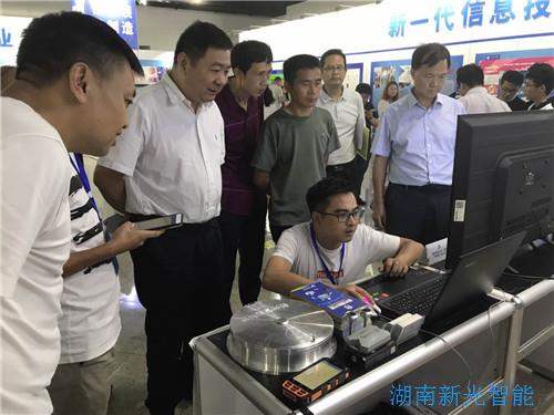 雙創(chuàng)活動周期間，湖南省發(fā)改委省黨組成員、副主任卓群參觀新光智能井蓋